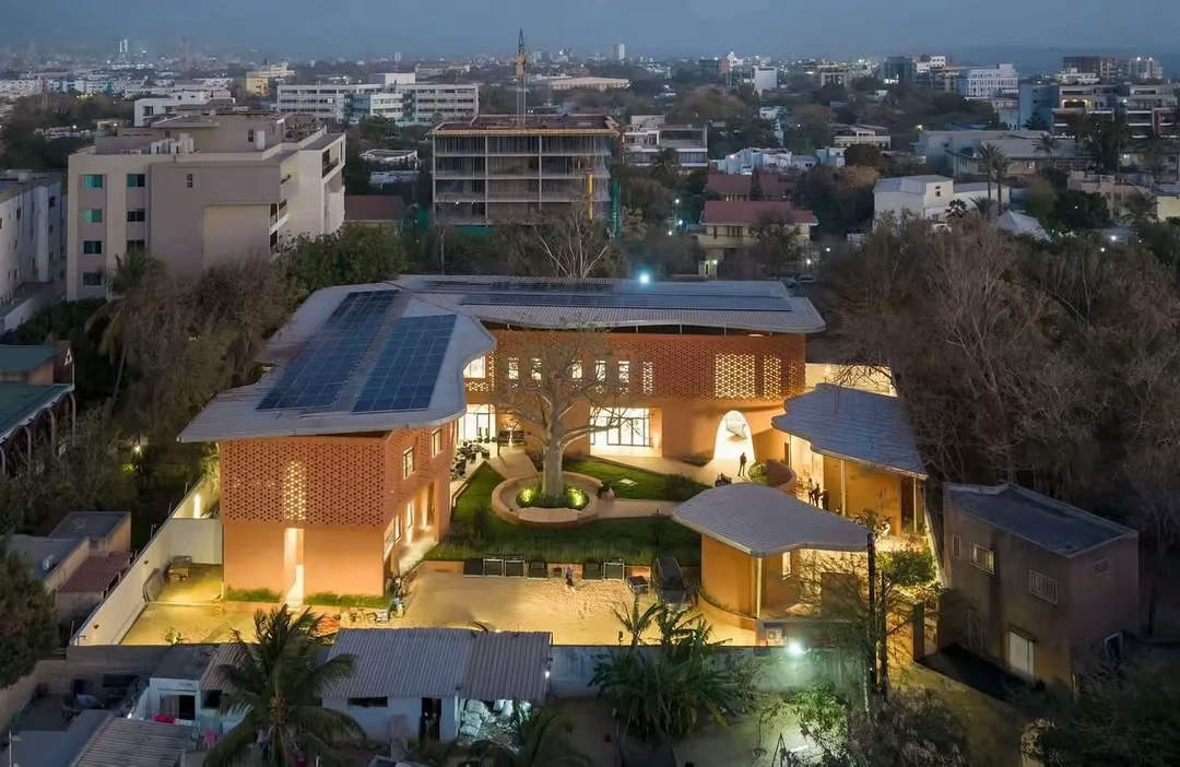 Goethe Institut de Dakar — vue aérienne nocturne, chantier supervisé par KCEC